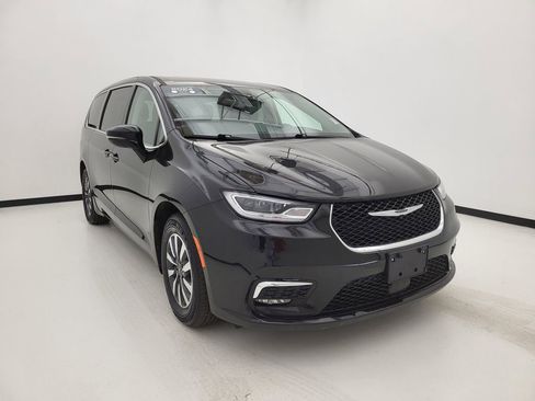 Used 2024 Chrysler Pacifica Limited FWD image 15