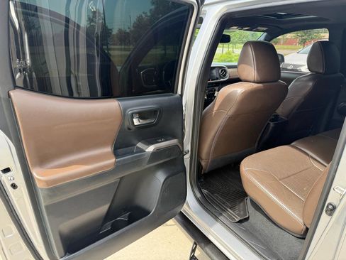 Used 2016 Toyota Tacoma Limited w/ Towing Package RWD image 14