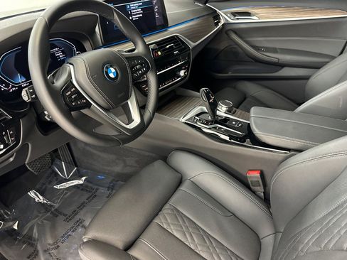 Used 2023 BMW 530e w/ Convenience Package RWD image 4