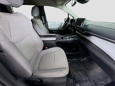 Used 2025 Toyota Sienna LE w/ LE Plus Package image 28