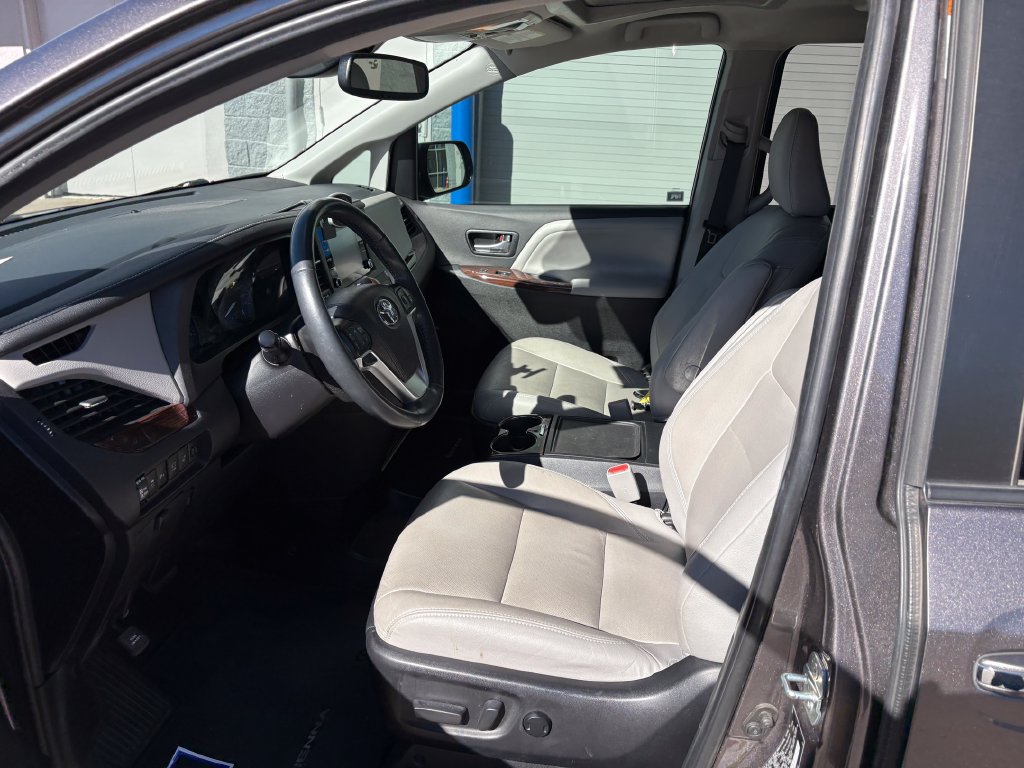 Used 2020 Toyota Sienna Limited Premium w/ Carpet Mat Package FWD image 16
