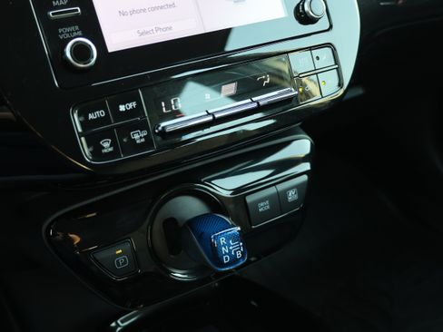 Used 2020 Toyota Prius XLE AWD/4WD image 31