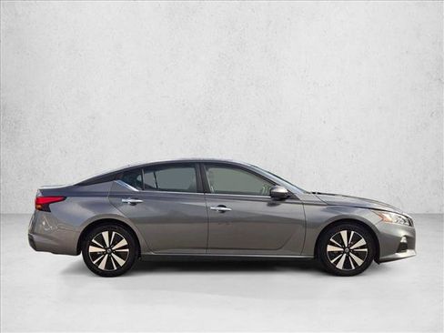 Used 2022 Nissan Altima 2.5 SV w/ SV Premium Package image 4