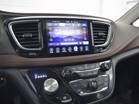 Used 2017 Chrysler Pacifica Limited image 23