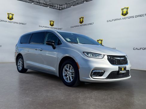Used 2024 Chrysler Pacifica Touring-L FWD image 7