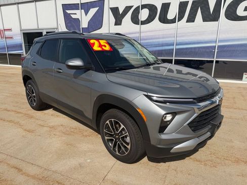 Used 2025 Chevrolet TrailBlazer LT AWD/4WD image 2