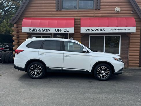 Used 2018 Mitsubishi Outlander ES image 2