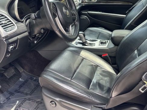 Used 2018 Jeep Grand Cherokee Overland w/ Interior Metal Package AWD/4WD image 13