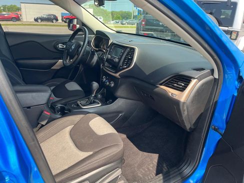 Used 2018 Jeep Cherokee Latitude w/ Altitude Package AWD/4WD image 13