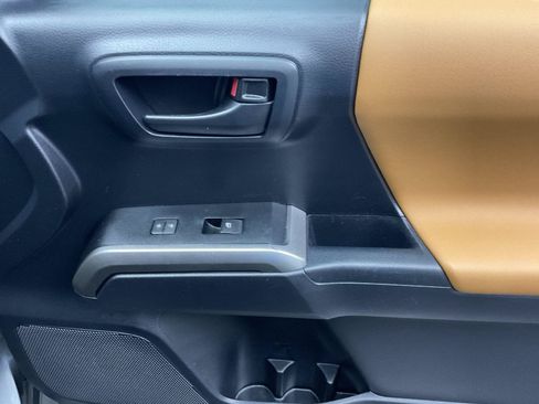 Used 2019 Toyota Tacoma SR5 AWD/4WD image 23