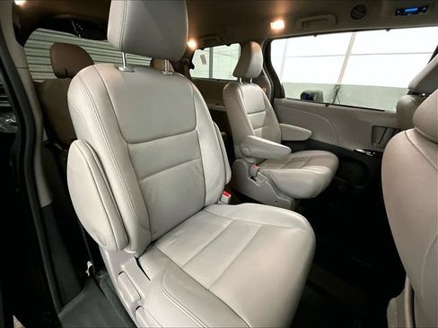 Used 2017 Toyota Sienna XLE Premium AWD/4WD image 26