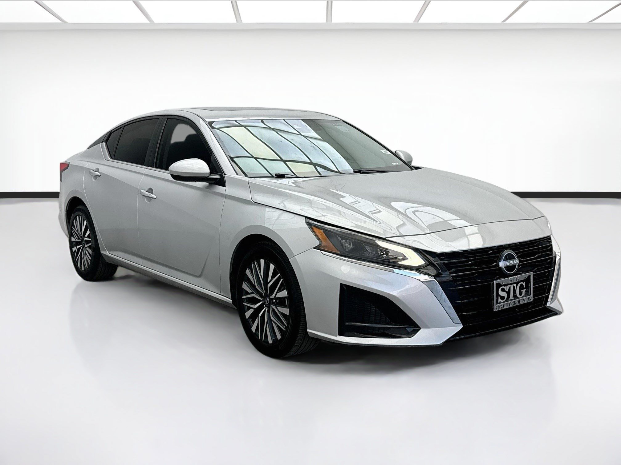 Used 2023 Nissan Altima 2.5 SV w/ SV Premium Package FWD image 3