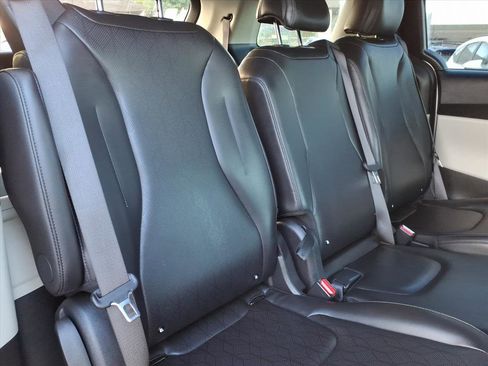 Used 2024 Kia Carnival LX image 15