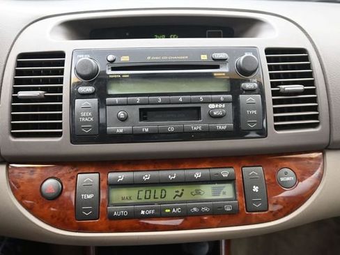 Used 2004 Toyota Camry XLE FWD image 11