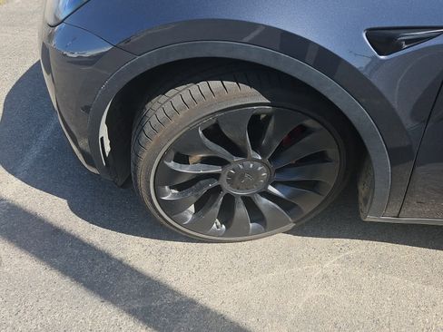 Used 2022 Tesla Model Y Performance image 3