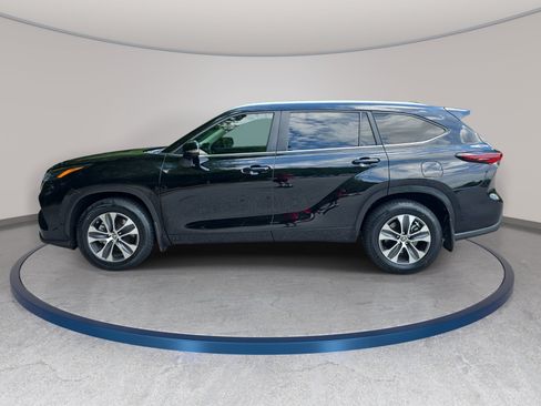 Used 2024 Toyota Highlander XLE FWD image 8
