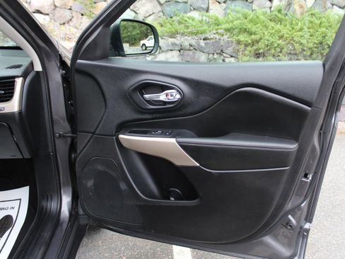 Used 2018 Jeep Cherokee Limited image 27