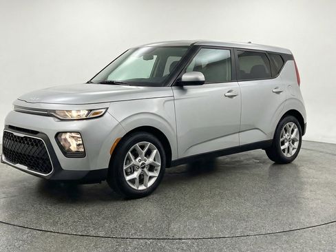 Used 2025 Kia Soul LX w/ LX Technology Package FWD image 3