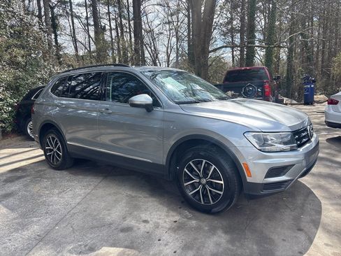 Used 2021 Volkswagen Tiguan SE w/ Panoramic Sunroof Package image 3