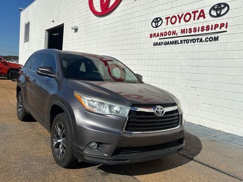 Used 2016 Toyota Highlander XLE image 3