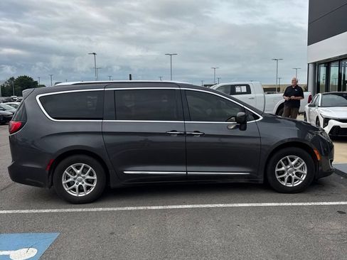 Used 2020 Chrysler Pacifica Touring-L FWD image 12