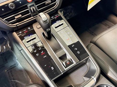 Certified 2026 Porsche Macan AWD/4WD image 18