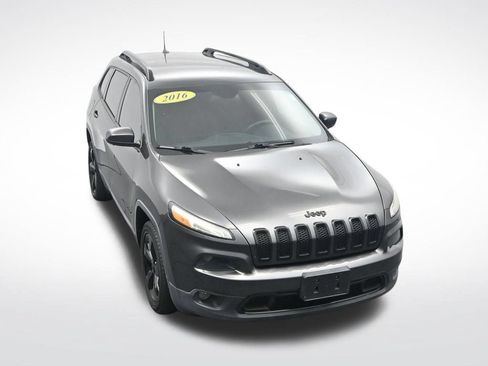 Used 2016 Jeep Cherokee Latitude FWD image 24