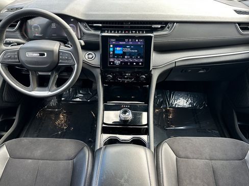 Used 2023 Jeep Grand Cherokee Altitude AWD/4WD image 12