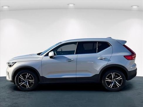 Used 2023 Volvo XC40 B5 Plus image 13