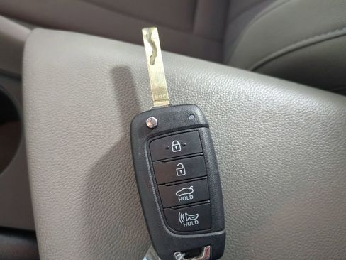 Used 2025 Hyundai Elantra SE FWD image 35