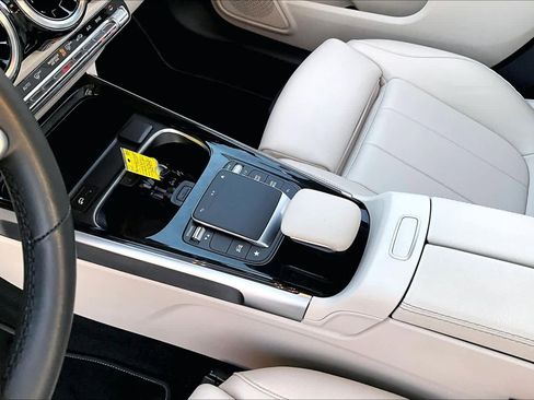 Used 2022 Mercedes-Benz GLB 250 image 31