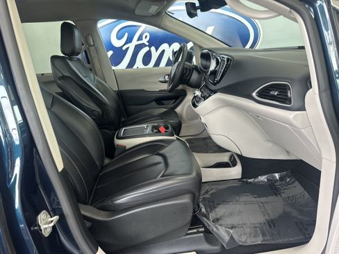 Used 2023 Chrysler Pacifica Touring-L FWD image 4