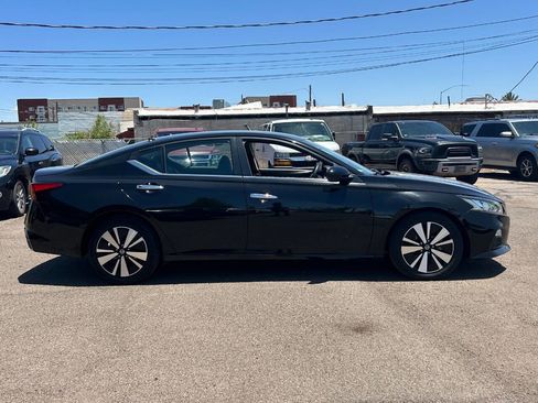 Used 2022 Nissan Altima 2.5 SV FWD image 2