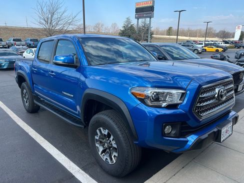 Used 2017 Toyota Tacoma TRD Off-Road image 1