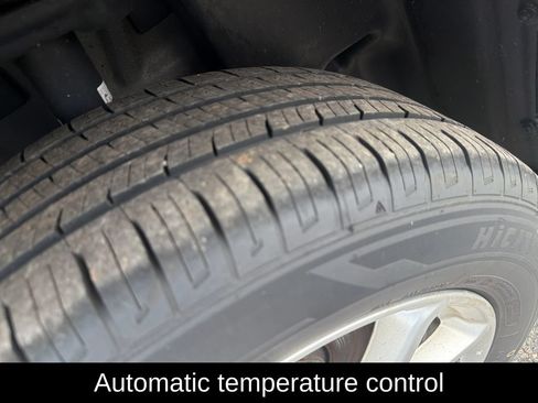 Used 2023 Jeep Renegade Latitude AWD/4WD image 10