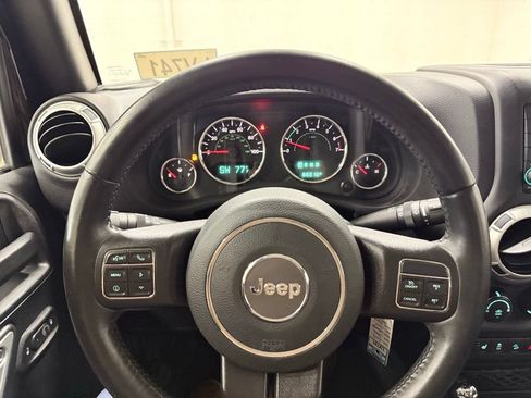 Used 2018 Jeep Wrangler Unlimited Rubicon w/ Connectivity Group AWD/4WD image 21