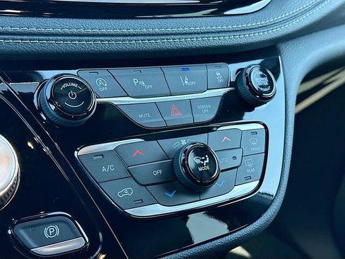 New 2026 Chrysler Pacifica Select image 10