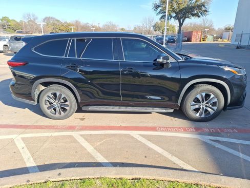 Used 2021 Toyota Highlander XLE image 7