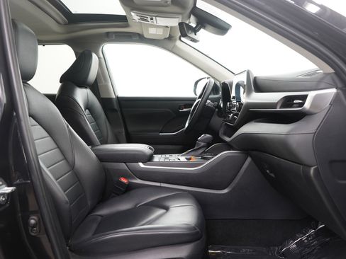 Used 2024 Toyota Highlander XLE image 15