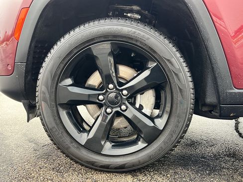 Used 2024 Jeep Grand Cherokee Limited w/ Luxury Tech Group II image 9