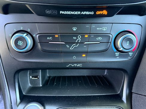 Used 2015 Ford Focus SE w/ SE Sport Package FWD image 26