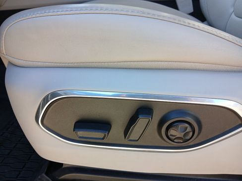 Used 2024 Jeep Wagoneer L Series II w/ Flexible Seating Group RWD image 11