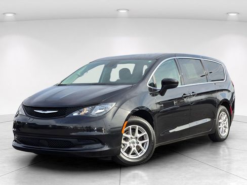 Used 2023 Chrysler Voyager LX FWD image 2