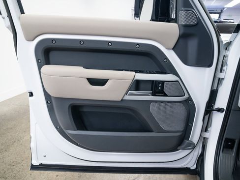 Used 2023 Land Rover Defender 130 S image 17