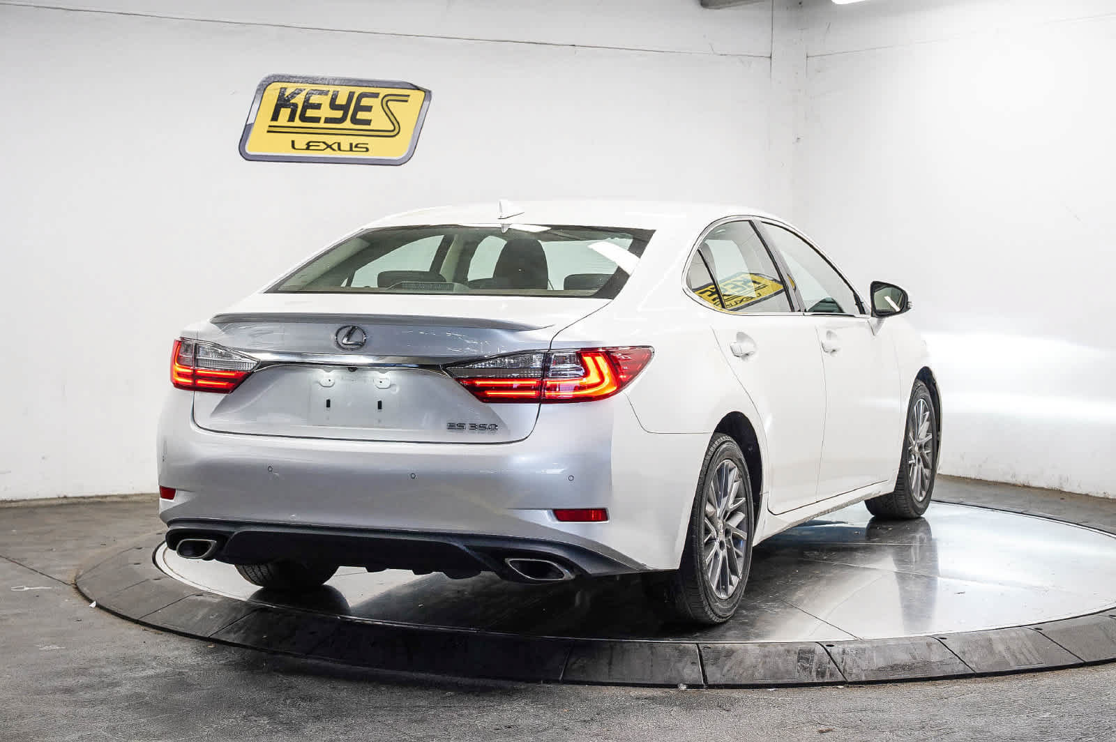 Used 2018 Lexus ES 350 w/ Premier Package FWD image 4