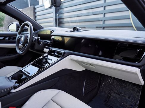 Used 2025 Porsche Panamera 4 w/ Premium Package image 45
