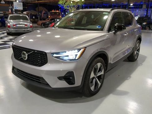 Used 2026 Volvo XC40 B5 Plus AWD/4WD image 1