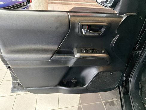 Used 2017 Toyota Tacoma TRD Off-Road image 21