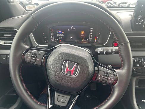 Used 2025 Honda Pilot Black Edition image 17