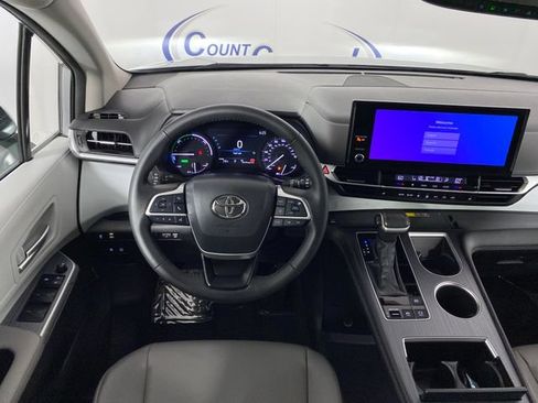 Certified 2025 Toyota Sienna XLE FWD image 20
